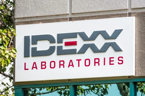 هل أسهم IDEXX Laboratories أكثر تميزًا من دوانوكس؟