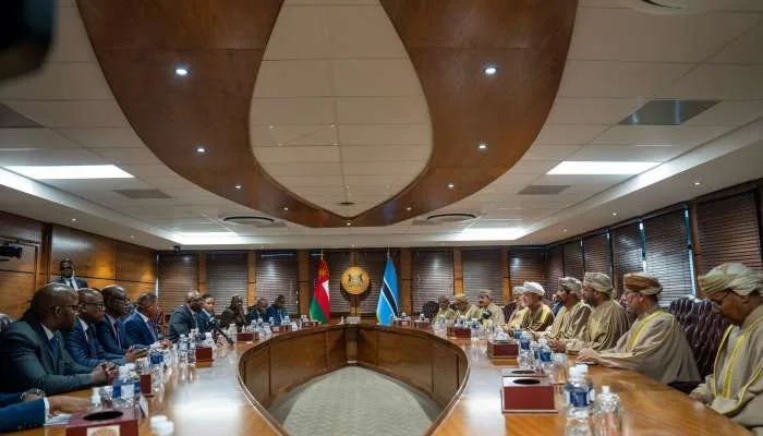 محادثات سلطان عمان ورئيس بوتسوانا حول الطاقة المتجددة والأمن الغذائي