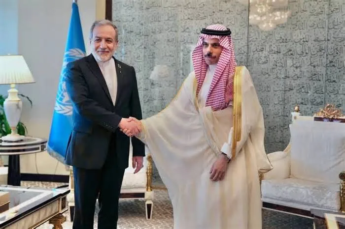دیدار سید عباس عراقچی و فیصل بن فرحان برای تقویت روابط دو کشور