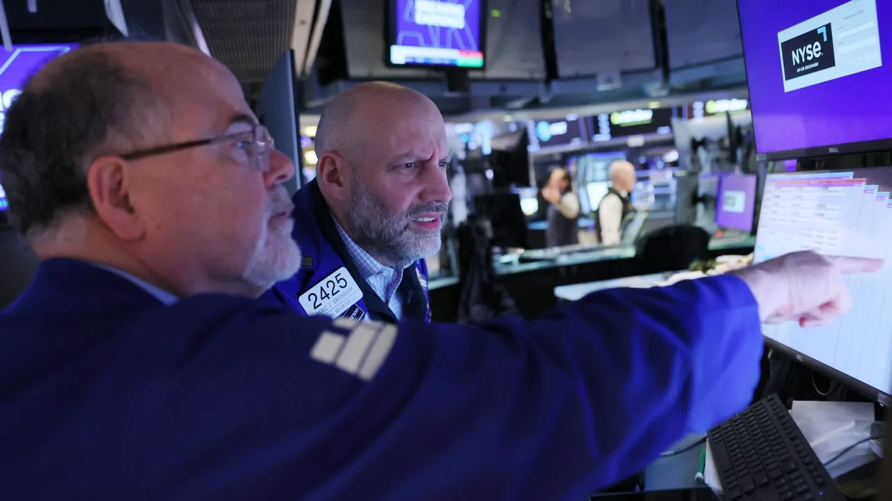 Wall Street S&P 500 Targets Surge به بالای 8000: آیا خطر سقوط در انتظار است؟