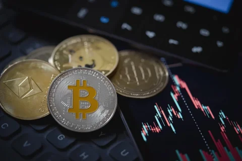 جنگ ارزهای دیجیتال: Bitcoin و Ethereum در صدر ETFهای 2026