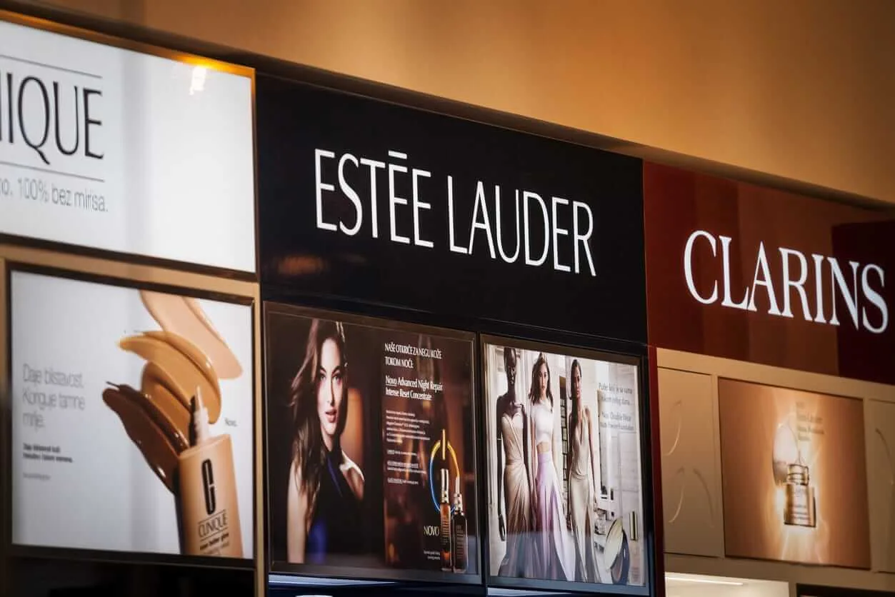 تحليل أداء أسهم Estée Lauder في سوق السلع الاستهلاكية