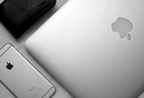 Apple با اولین آیفون تاشو خود، دنیای فناوری را متزلزل کرد