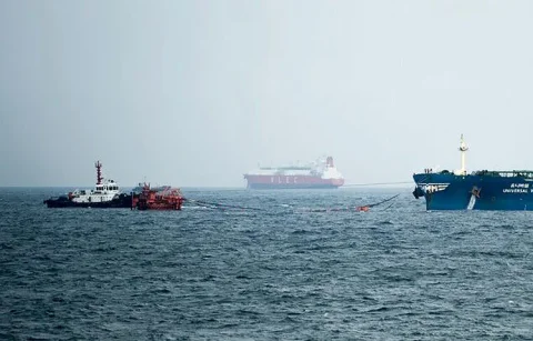 Marineangriffe und Explosion des Supertankers Elgaya in der Straße von Hormuz