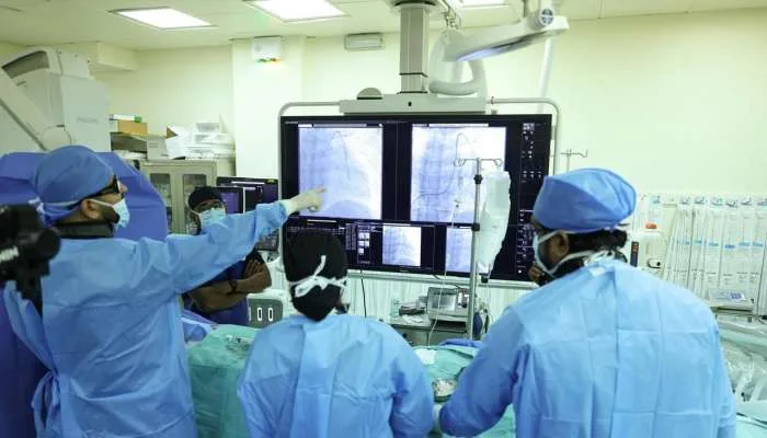بیمارستان سلطنتی عمان، نخستین حسگر 'CardioMEMS' را پیادهسازی کرد