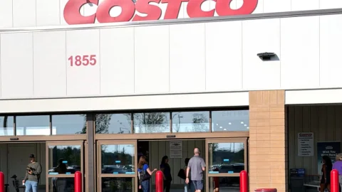 Ist die Arbeit bei Costco für einen 25-Jährigen besser als die Universität?