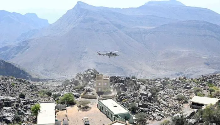 برگزاری مانور نظامی در عمان با حضور فرمانده نیروی دفاع کومور