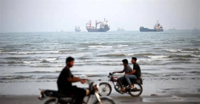 Decrease in Ship Traffic in the Strait of Hormuz and Increase in Oil Prices