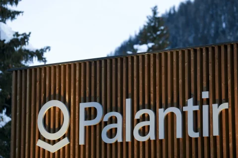 Axon برندهٔ الميدان: التفوق على Palantir في قائمة 100 Roundtable
