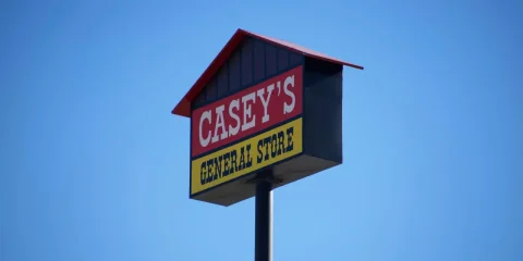 لماذا انخفضت أسهم Casey’s General Stores على الرغم من الأرباح الأكبر؟
