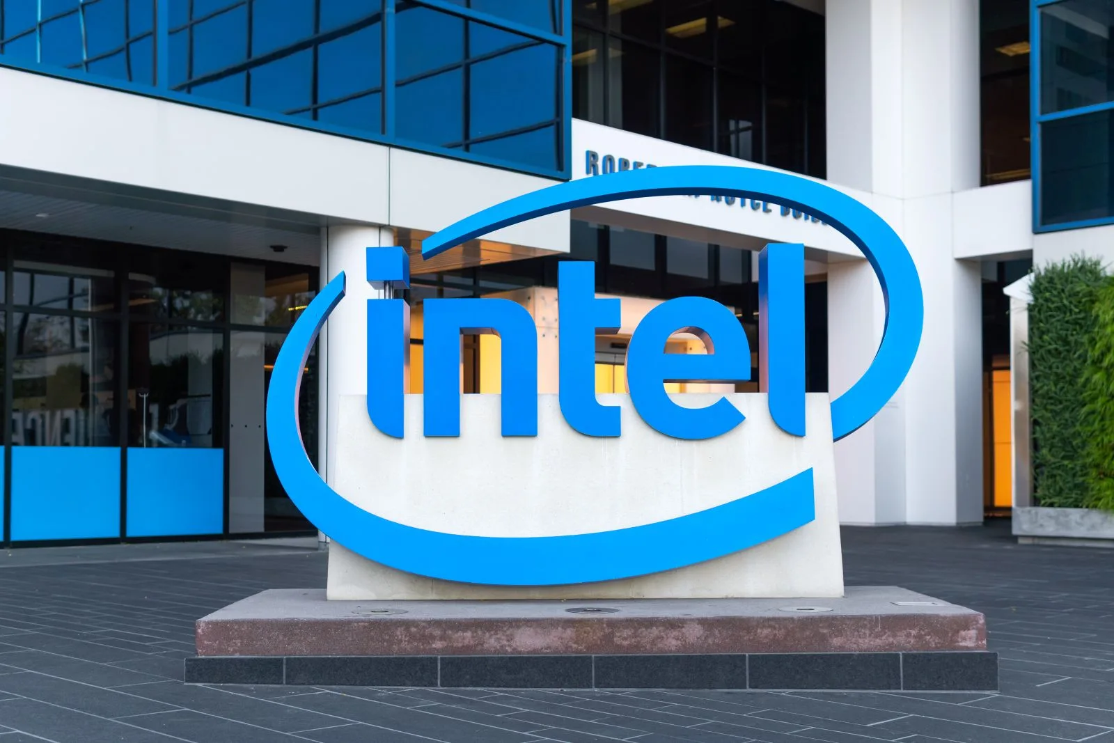 Veteran Analyst Lowers Intel Stock Price Prediction