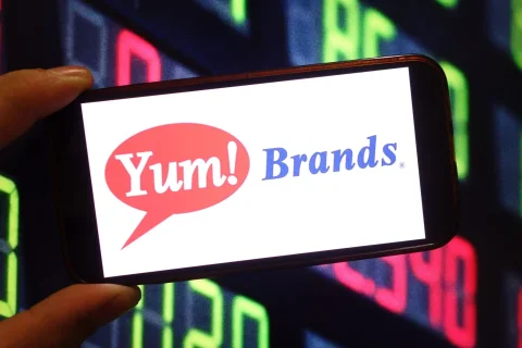 رکوردشکنی Yum! Brands در بازار سهام: آیا زمان سرمایه‌گذاری است؟