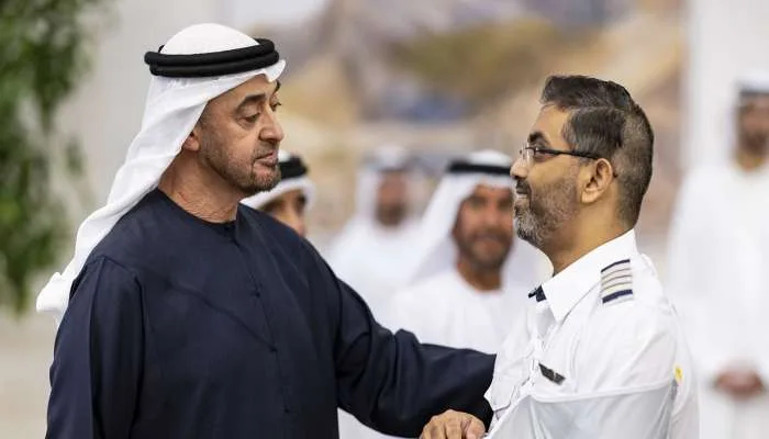 امارات متحده عربی، کاپیتان سمیت ماچخار و خدمه پرواز فلی دبی را با نشان درجه یک زاید دوم تقدیر کرد