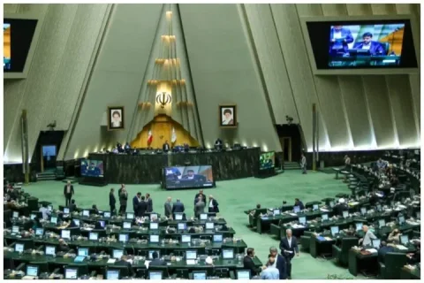 مجلس شورای اسلامی: وزیر اقتصاد کارت زرد دریافت کرد