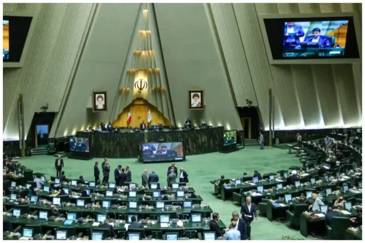 مجلس شورای اسلامی: وزیر اقتصاد کارت زرد دریافت کرد