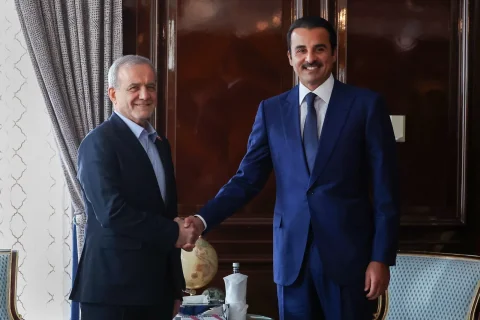 أمير قطر يلتقي رئيس جمهورية إيران في موسكو