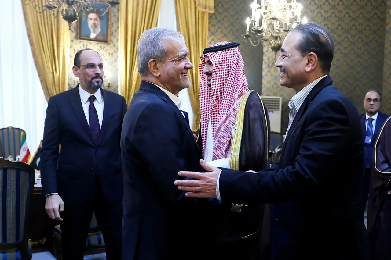 مسعود پزشکیان بر گسترش التعاون الاقتصادي في طهران أكد