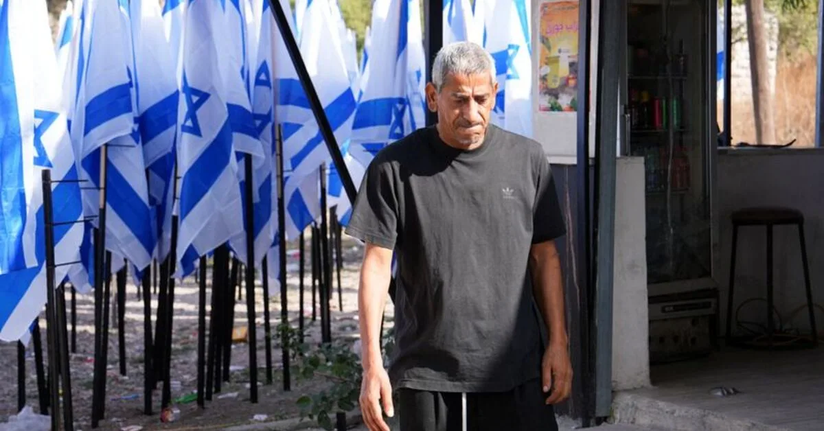 استقرار پرچم‌های اسرائیل در مقابل کافه فلسطینی در لبنان شرقیه