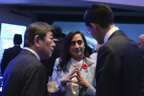 وزير الخارجية الياباني يطالب بإطلاق سراح الصحفي المحتجز في روسيا