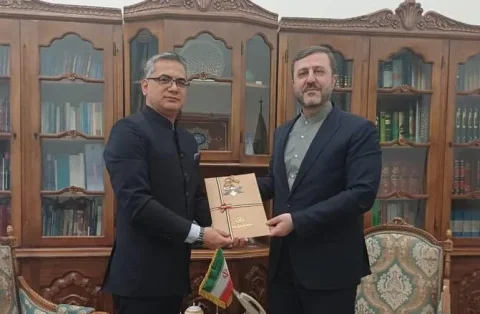 دیدار سفیر هند در تهران با کاظم غریب‌آبادی برای تقویت روابط دوجانبه