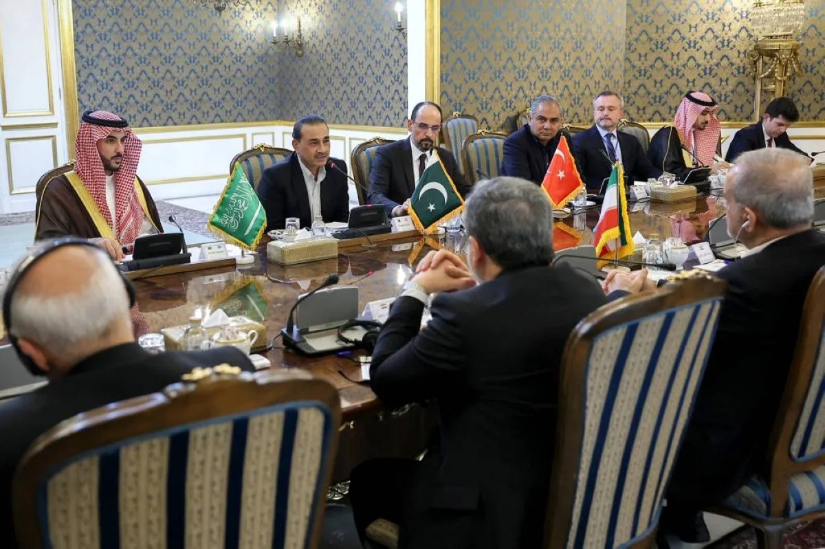 عمان 25 ملوان را از کشتی تجاری در حال سوختن نجات داد