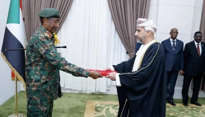سفیر عمان اوراق اعتماد خود را به رئیس مجلس سیادت سودان تقدیم کرد