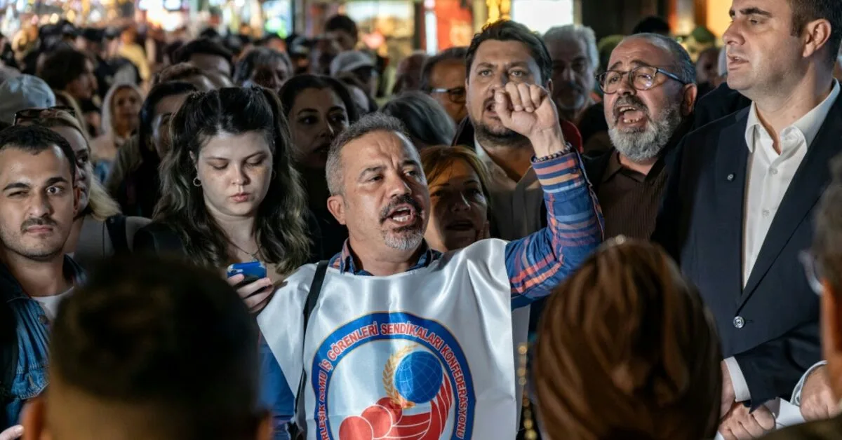 تجمع معترضان در ازمیر ترکیه پس از انصراف شهردار به حزب اردوغان